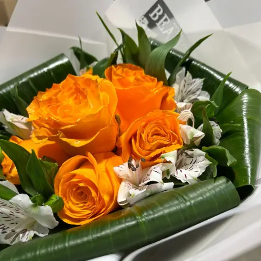 ramo de 6 rosas naranjas con papel coreano